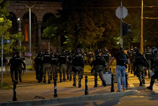 Neredi u Beogradu, sukobili se prosvjednici i policija