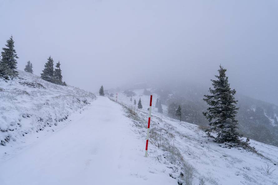 Zavižan: Snijeg pao u Nacionalnom parku Sjeverni Velebit