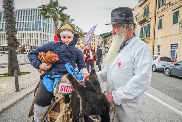 Šarena povorka maskiranih skupina u Splitu