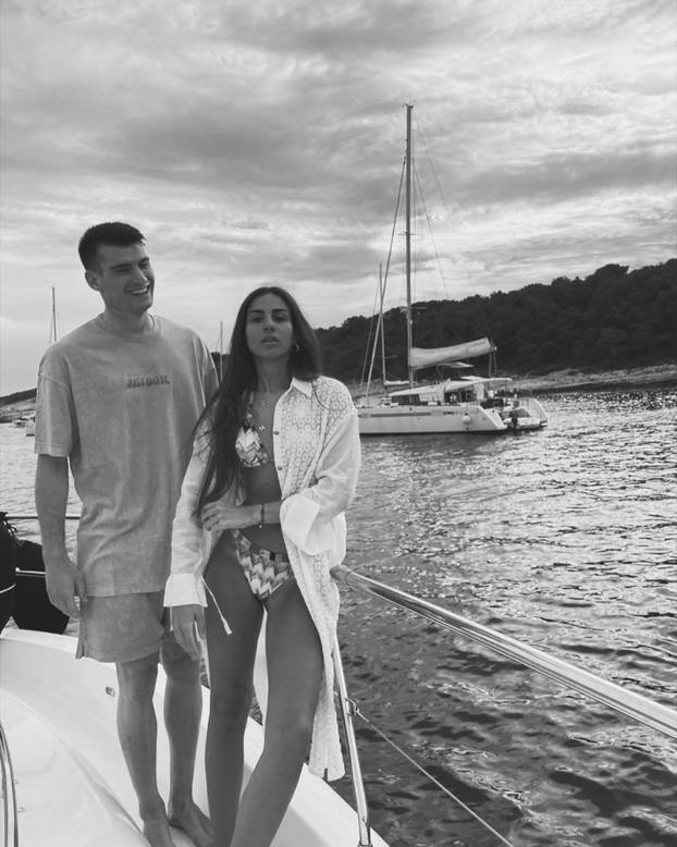 FOTO Bivša klizačica osvojila je Livakovića. Skrivala je trbuh na utakmici, sad su dobili prinovu