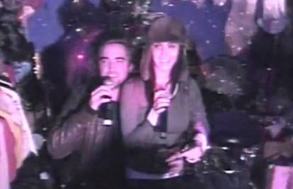 Pogledajte kako karaoke pijani pjevaju Pattinson i Katy Perry