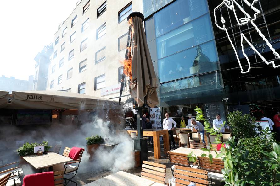 Zagreb: Vatreno na Cvjetnom trgu - zapalio se suncobran restorana, nasreÄu nema ozlijeÄenih