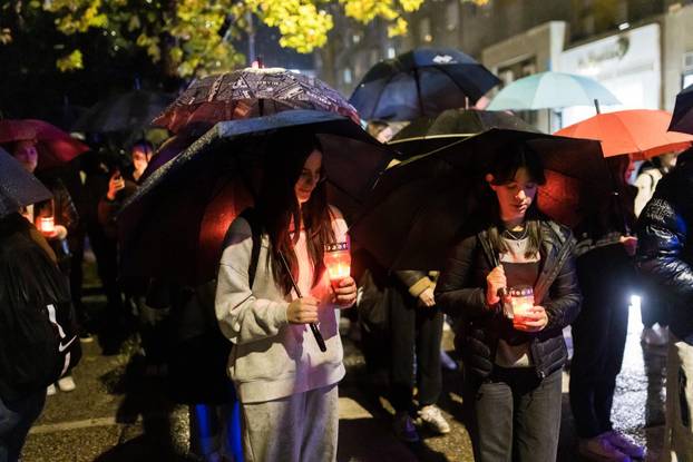 Mostar: Stotine građana okupilo se u Vukoavrskoj ulici i zapalilo svijeće za Vukovar