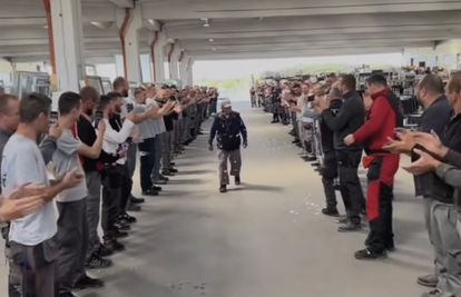 VIDEO Dirljiv video iz Brčkog, ovako su kolegu ispratili u mirovinu: 'Je l' moguće ovo!?'