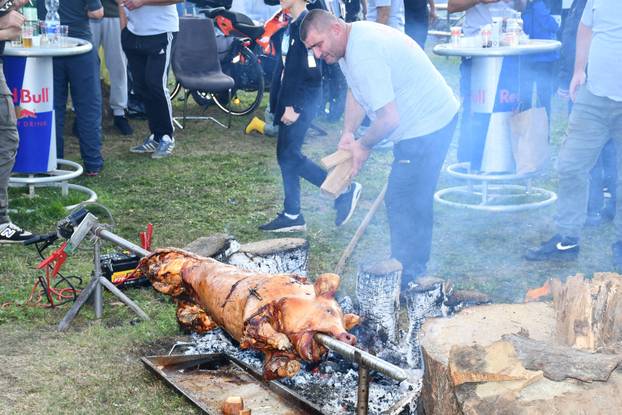 FOTO Zabranjena pečenkijada u Slavonskom Brodu! Evo kako je to izgledalo prošle godine