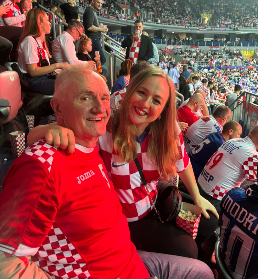 Mate Bulić s kćeri bodrio naše rukometaše s tribina u Areni