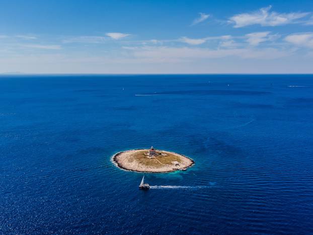 Spektakularan pogled iz zraka na uvalu i otočić Pokonji Dol kod Hvara
