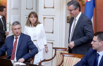 Karamarko je stjeran u kut, ali u tom kutu je sve manje zraka