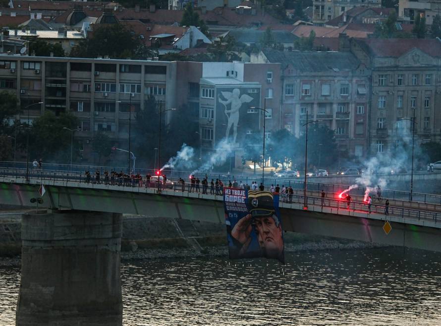 Novi Sad: Grupa građana okupila se na Varadinskom mostu kako bi odala počast  ratnom zločincu  Ratku Mladiću