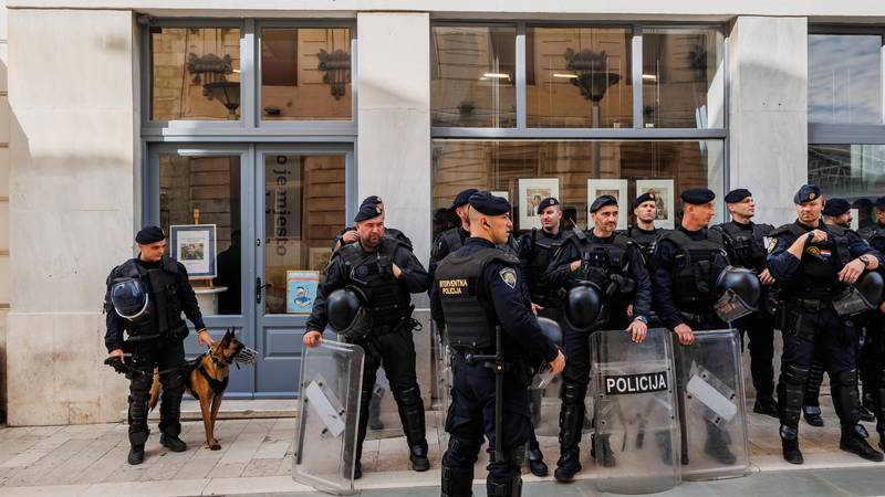 Split: Policija je privela na Rivi mladića s fantomkom, morali upotrijebiti i sredstva prisile