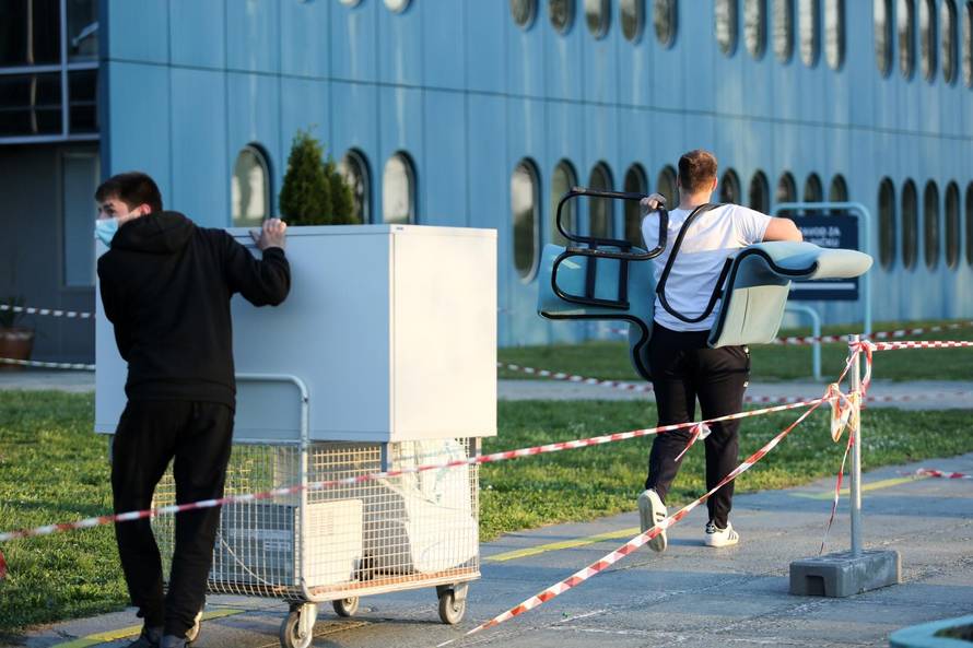 Zagreb: Navijači Dinama pomažu u iseljavanju Kliničkog centra Dubrava