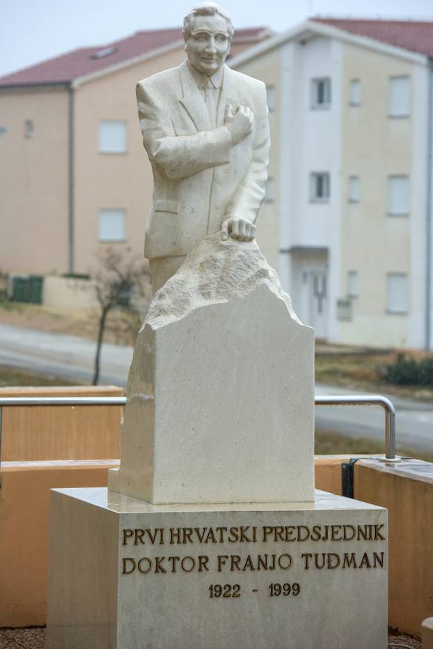 Maslenica: Spomenik dr. Franji TuÄmanu, prvom hrvatskom predsjedniku