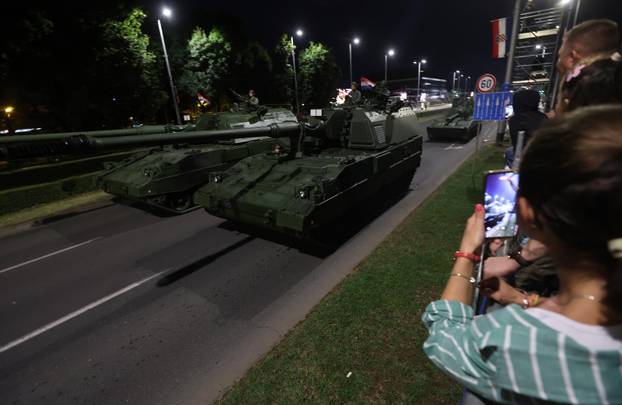 Generalna proba svečanog vojnog mimohoda u večernjim satima privukla zanimanje zagrepčana