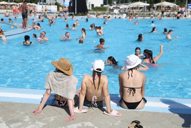 24 SATA: Kupaći uživaju na obnovljenim bazenima Copacabana