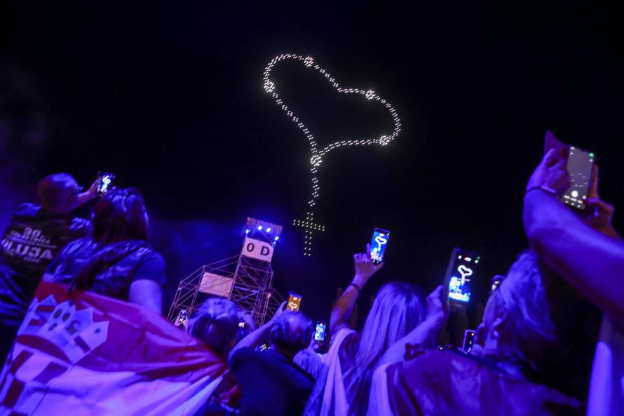 Sinj: Scenografija dronovima na koncertu Marka Perkovića Thompsona