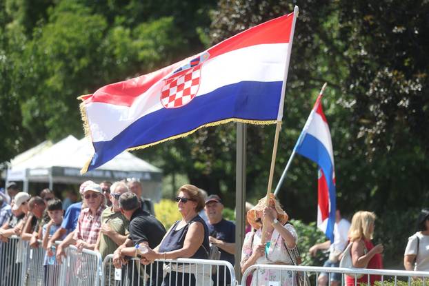 Zagreb: Građani se okupljaju duž trase vojnog mimohoda
