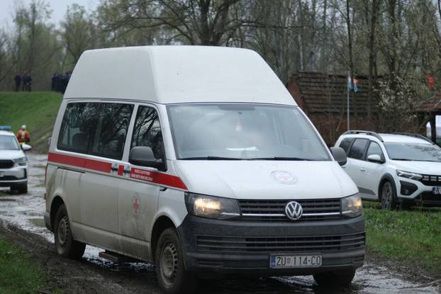 Babina Greda: Traje velika akcija spašavanja, Više ljudi završilo u Savi