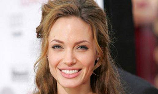 Angelina Jolie bijesna na majku Brada Pitta