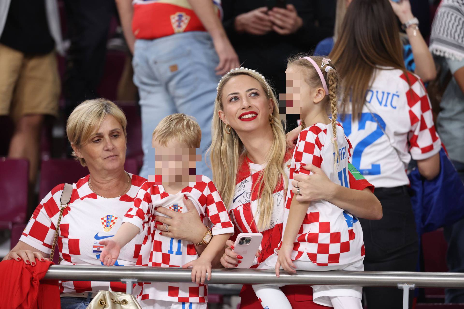 Vanja Modrić je nosila punđu i biserne naušnice, a Helena Livaković njeguje 'prirodni look'