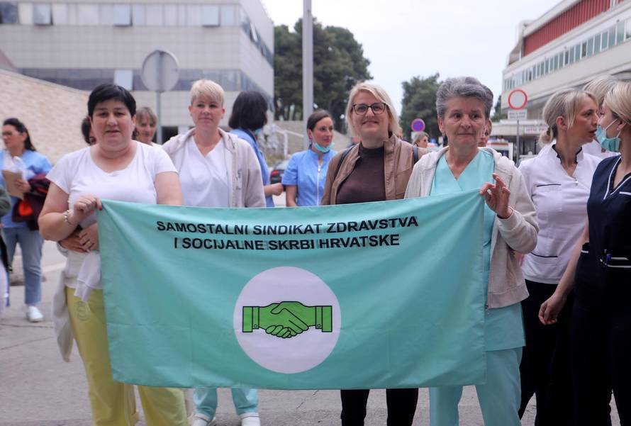 Ispred KBC Split održan prosvjed medicinskih sestara i medicinskih tehničara
