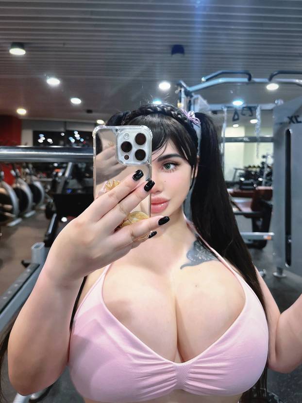 FOTO Mila želi ukloniti rebra zbog struka: 'Po dva sa svake strane da mi guza izgleda šire'