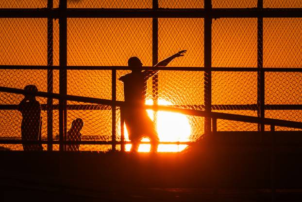 Zalazak sunca iznad igrališta na Žnjanskom platou