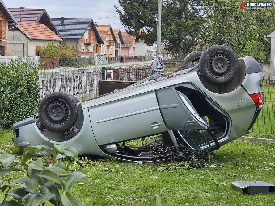 FOTO Autom slomio betonski stup u Koprivnici i završio na krovu, nekoliko je ozlijeđenih