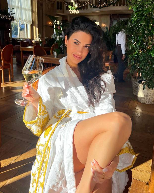 FOTO Modrićev suigrač ljubi 10 godina stariju bujnu voditeljicu