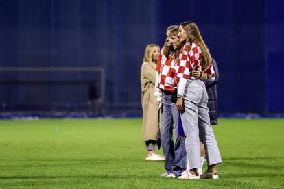 FOTO Tata, tata, ajde mene prođi! Modrić nakon utakmice zaigrao nogomet s djecom...