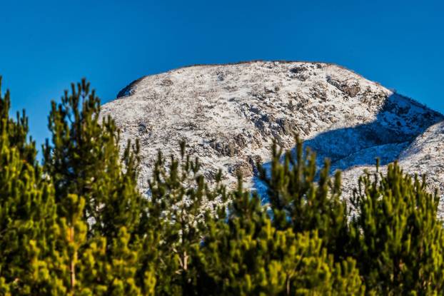 Park prirode Blidinje i zaleđeno jezero tijekom sunčanog zimskog dana
