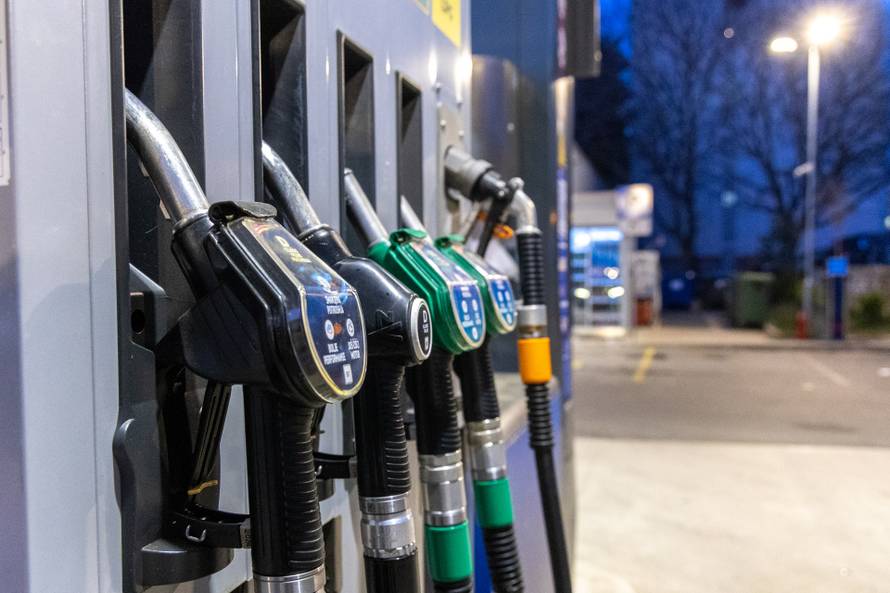 Pula: Automobili na benzinskim pumpama uoči sutrašnjeg poskupljenja benzina