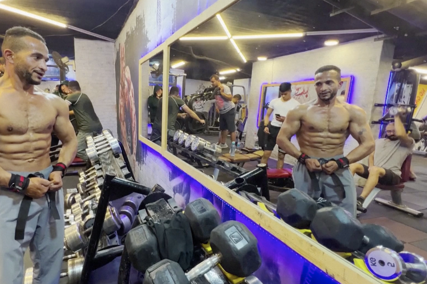 Bodybuilder u Egiptu skuplja smeće