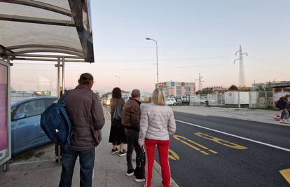 Ogorčeni putnici čekali ZET-ov autobus sat vremena: 'Kada je i stigao, pola ljudi nije moglo ući'