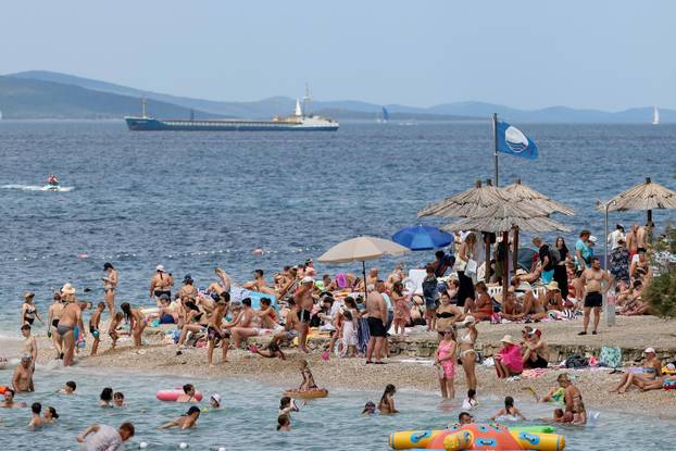 Zadar: Velik broj kupača na plaži Kolovare