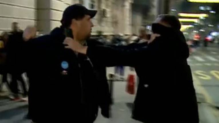 Napadnut novinar na prosvjedu u Beogradu: 'Unosio mi se u lice i prijetio, uhvatio me za ruku...'