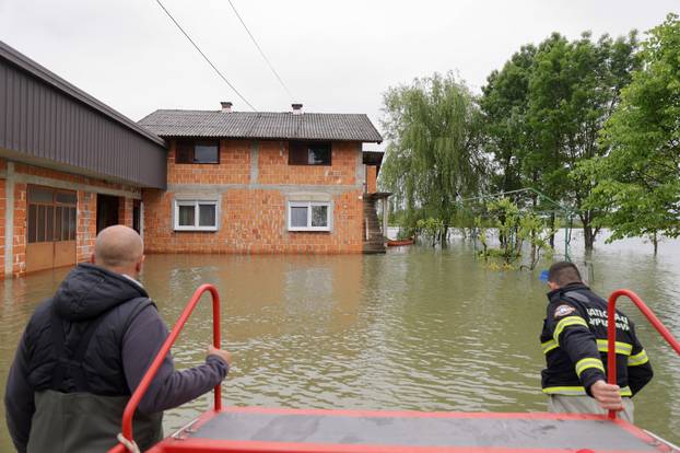 U karlovačkom naselju Selce evakuirali stariju ženu iz poplavljene kuće