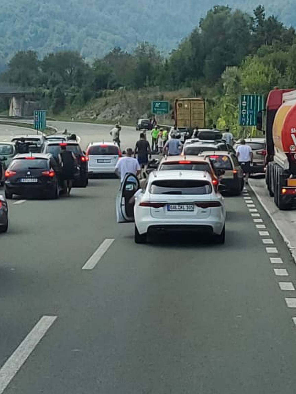 VIDEO Kod Učke jedan poginuo, Na A6 motorist ležao na cesti: 'Vozači su izašli i pomogli mu'