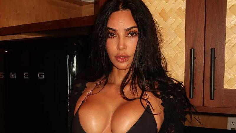 FOTO Crni, rozi ili sportski: Koji mini bikini bolje drži bujne grudi zgodne Kim Kardashian?