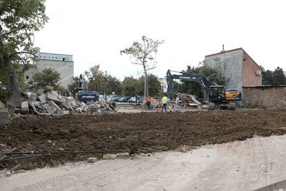 FOTO Od derutne zgrade u Paromlinskoj ostala je samo čistina. Ovdje će graditi park