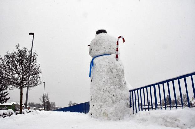 FOTO Slavonski Brod dobio ogromnog snjegovića: Visok je gotovo tri i pol metra
