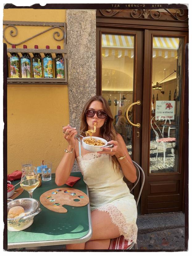 FOTO Ashlee ne prestaje privlačiti poglede: Radi za hit brend bikinija i pokazuje obline
