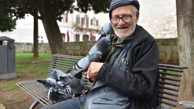 FOTO Preminuo je Mujo, dobri duh Pule. Koga će sada svakog dana čekati brojni golubovi