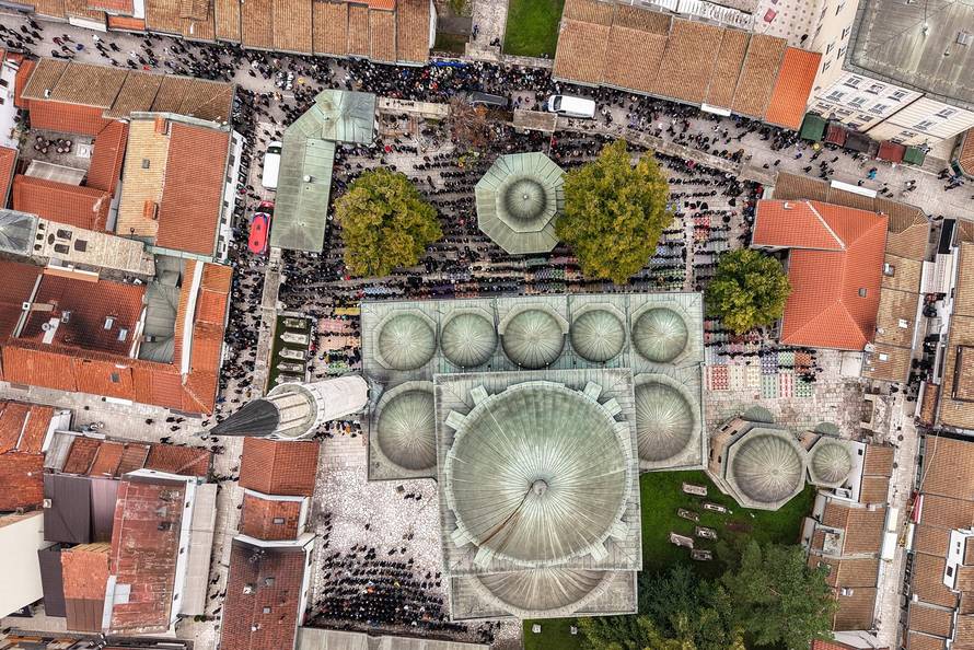 Sarajevo: Pogled iz zraka na dženazu za Halida Bešlića u Gazi Husrev-begovoj džamiji