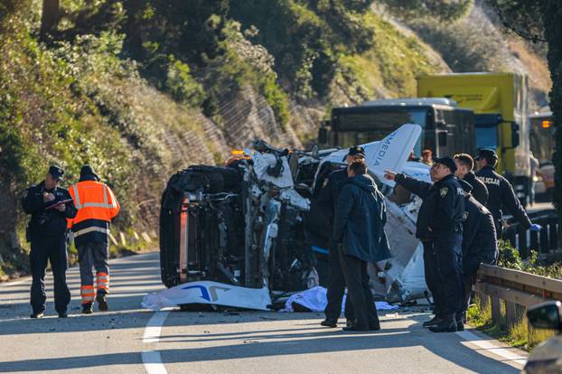 Stijena se odlomila i pala na kombi na magistrali kod Dubrovnika