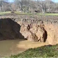 Jeziva snimka iz Mečenčana: Rupe se nakon novih potresa naočigled šire i pune vodom