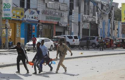 100 mrtvih u Mogadišuu. Drugu bombu su aktivirali kad je masa pohitala pomoći ranjenima