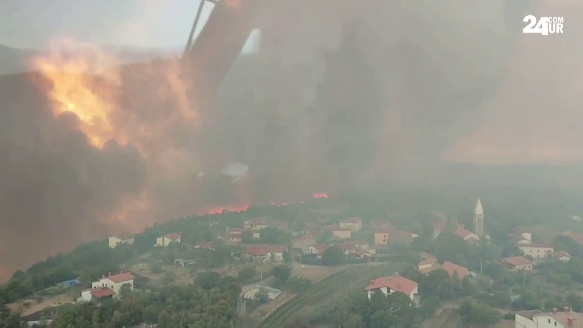 Strašne scene iz Slovenije: Nakon kanadera i hrvatski helikopter poslan na požarište