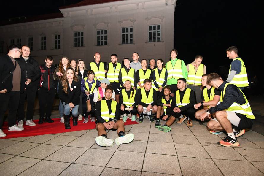 Virovitica: Severina dočekala srpske studente koji trče do Bruxellesa