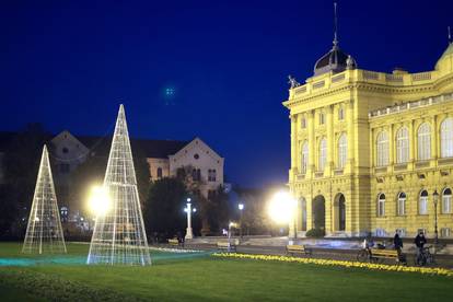 Postavljeni su ukrasni metalni borovi ispred zgrade HNK-a