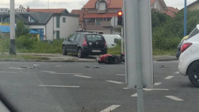 Velika Mlaka: Sudarili se auto i moped, jedan čovjek ozlijeđen